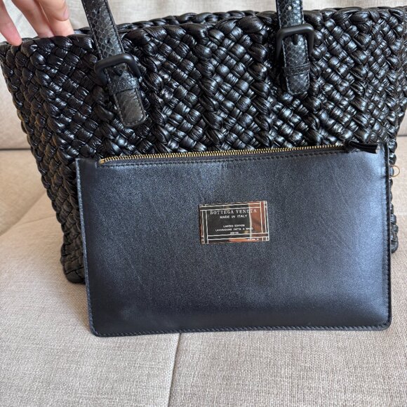 Bottega Veneta Lido Limited-Edition Medium woven Intrecciato Leather Tote - Picture 8 of 12